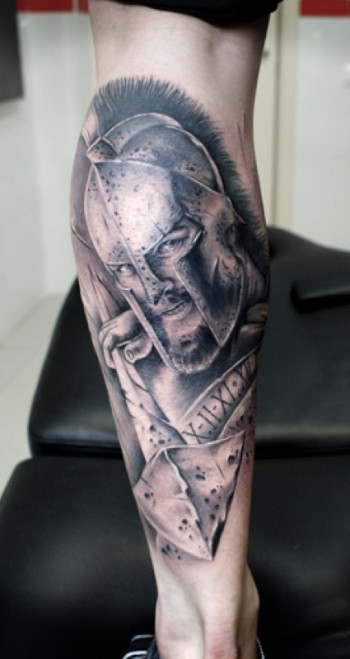 Tatuaje de un espartano con su lanza - Tatuajes en la Pierna