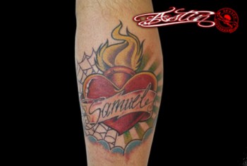 Tatuaje de un sagrado corazón con telarañas y un nombre