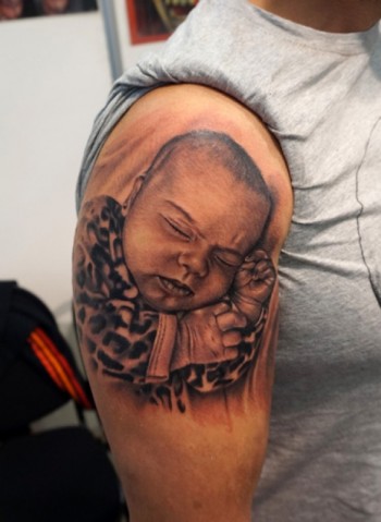 Tatuaje en el brazo del retrato de un bebé durmiendo