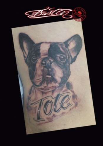 Tatuaje retrato de un perro con su nombre