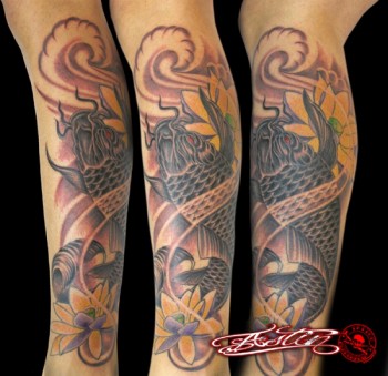 Tatuaje de una carpa y una flor de loto