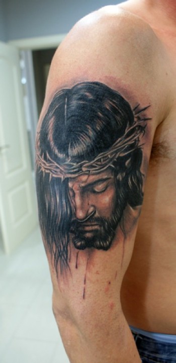 Tatuaje en blanco y negro de cristo con la corona de espinas