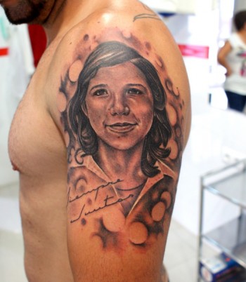 Tatuaje del retrato de una chica en el brazo