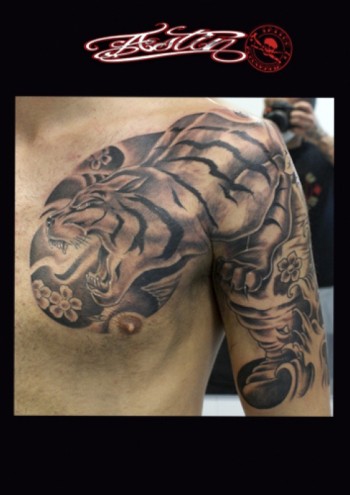 Tattoo de un tigre en brazo y pecho