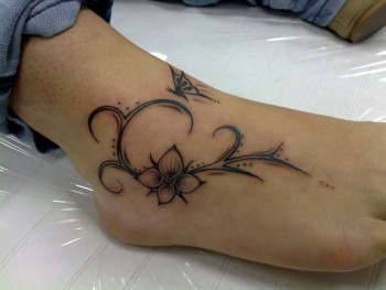 Enredadera tatuada en el pie
