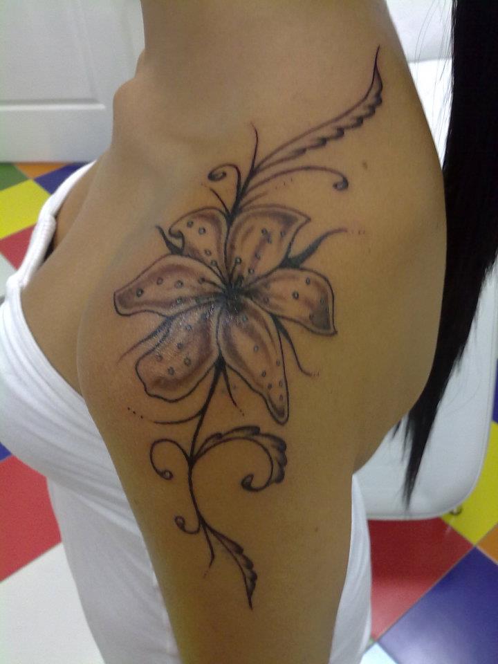 Tatuaje en blanco y negro de una flor en el hombro