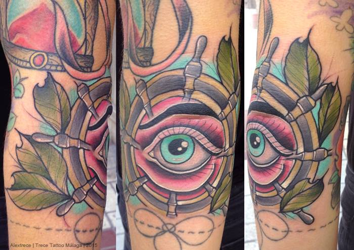 Tatuaje de un timón de barco con un ojo dentro