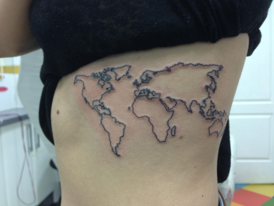 Tatuaje de un mapa del mundo tatuado en las costillas