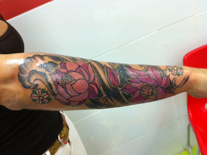 Tatuaje de flores en el antebrazo de una chica