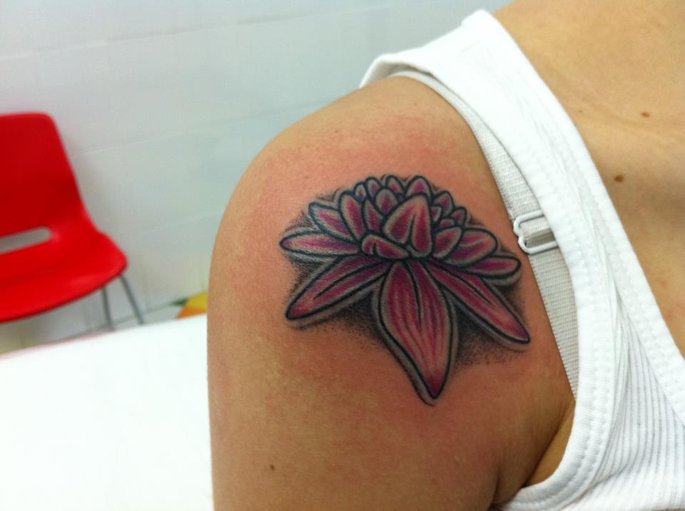 Hombro tatuado con una flor a color