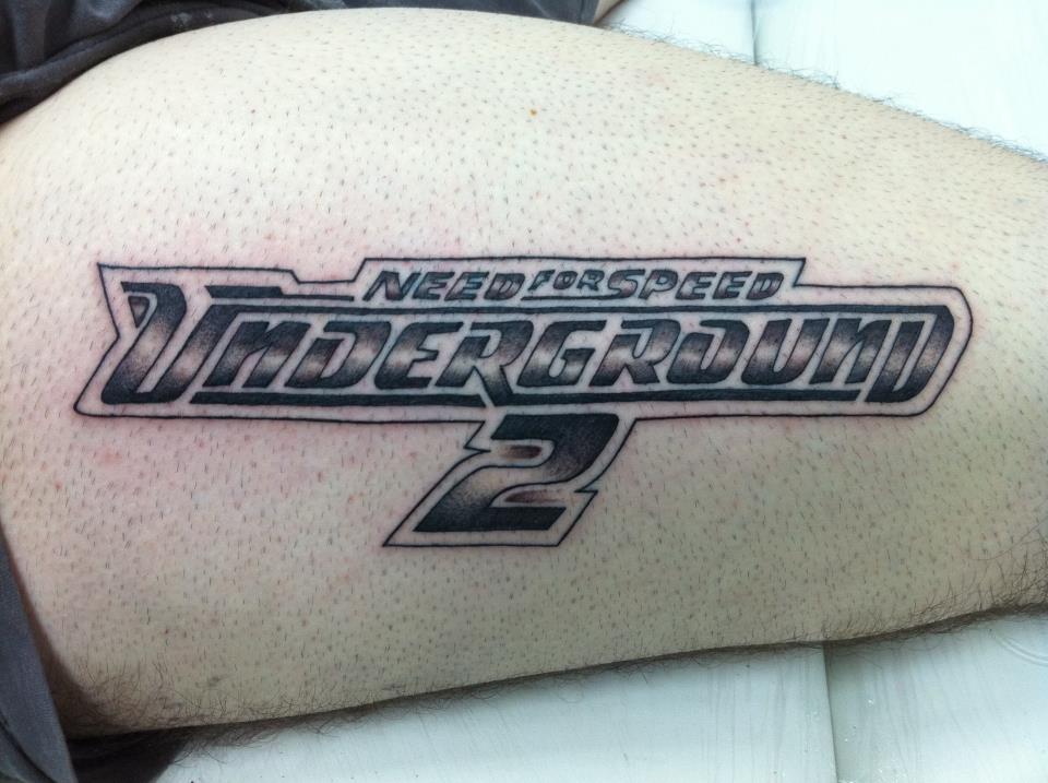 Tatuaje del Need for Speed en la pierna