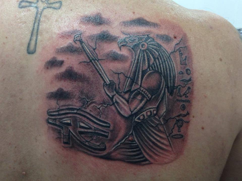Tatuaje de un dios egipcio guerrero
