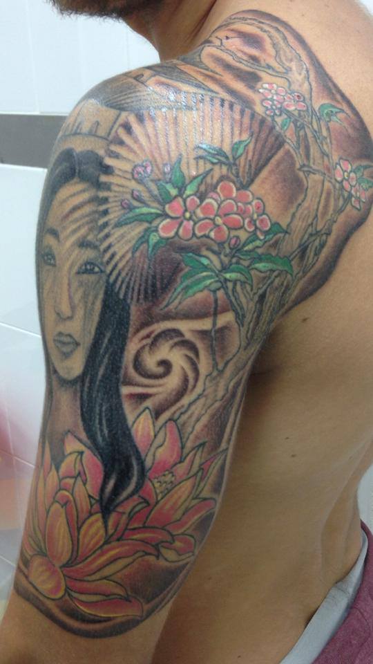 Tatuaje de una chica con flores en el brazo de un hombre