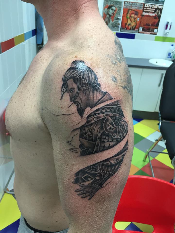 Guerrero tatuado en el brazo