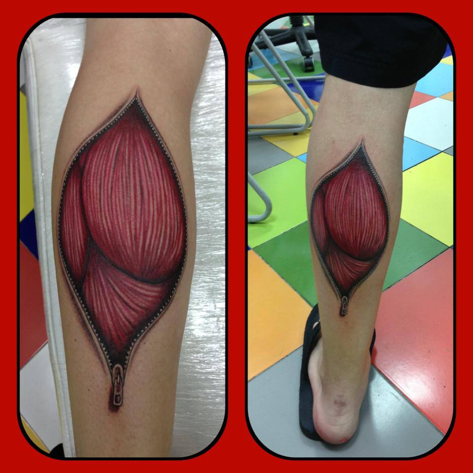 Tatuaje de una cremallera abierta mostrando el interior de la pierna