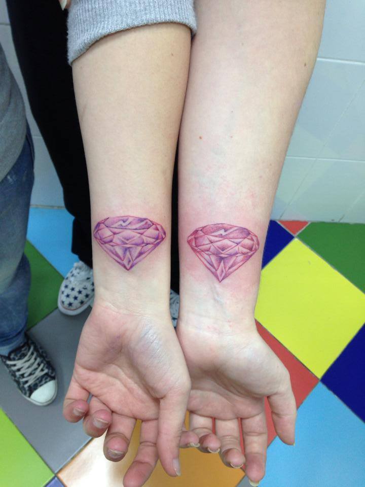 Tatuaje para parejas, diamantes tatuados en el antebrazo