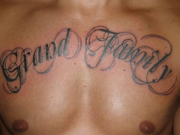 Tatuaje de las letras Grand Family en el pecho
