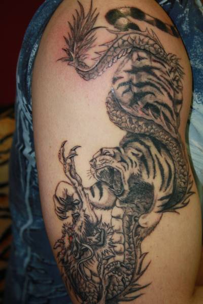Tatuaje de Tigre y Dragón luchando
