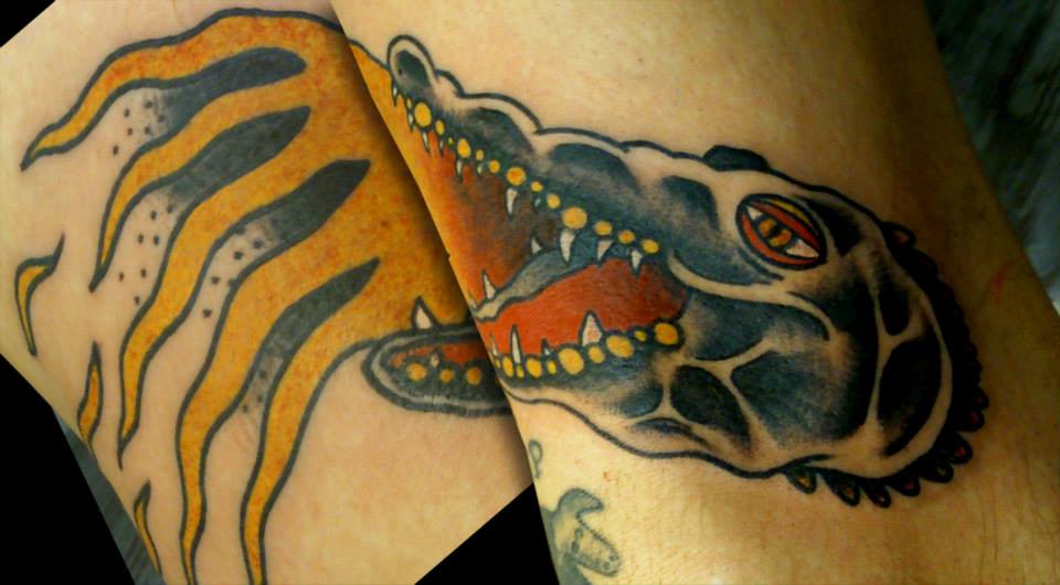 Tatuaje de una cabeza de reptil escupiendo fuego