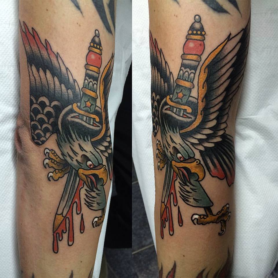 Tatuaje old school de un águila atravesada por una daga