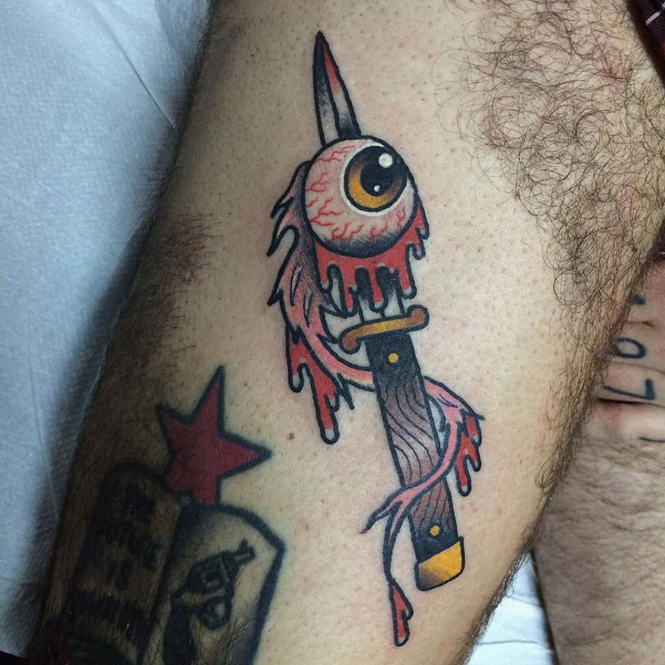 Tatuaje de un puñal con un ojo atravesado