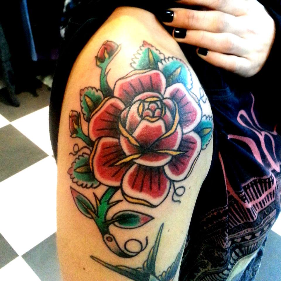 Tatuaje de una flor cortada en el brazo