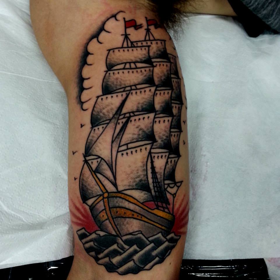 Tatuaje de un barco navegando