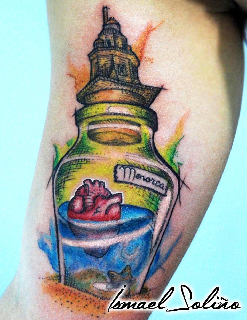Tatuaje de una botella con un corazón flotando dentro