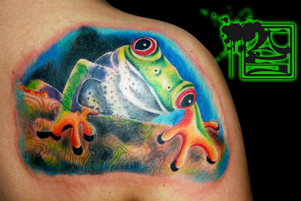 Tatuaje de una rana en la espalda