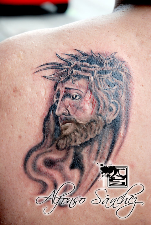 Tatuaje de la cabeza de cristo en la espalda