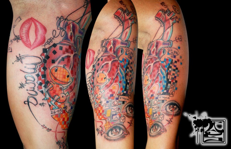 Tatuaje de un corazón pixelado y ojos