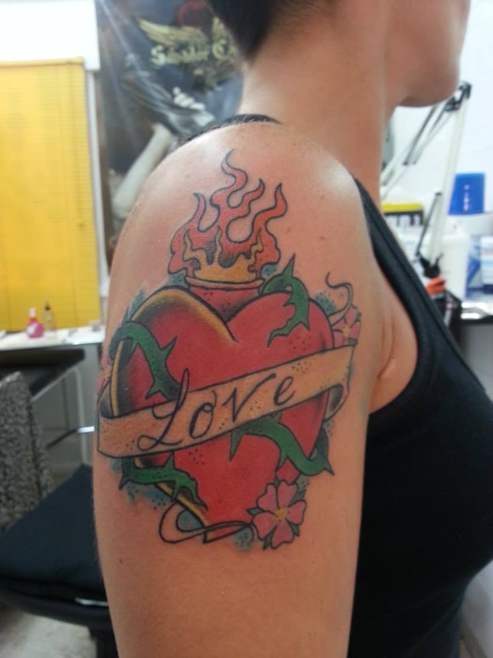 Tatuaje del sagrado corazón y le etiqueta Love - Tatuajes en el Brazo