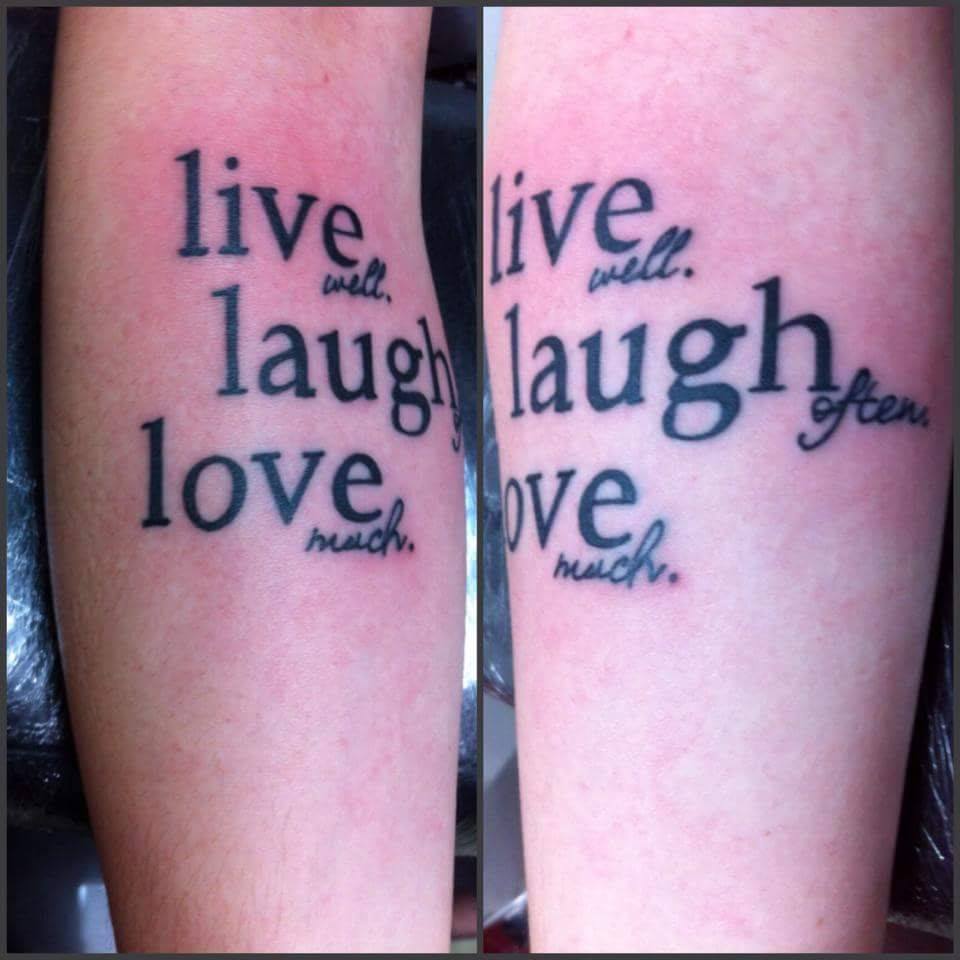 Tattoo de la frase: live well, laugh often love much