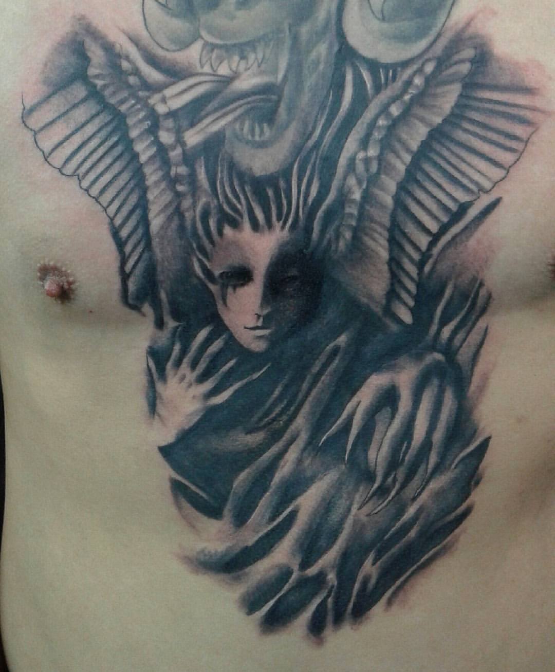 Tattoo de un ángel en el epcho de un hombre