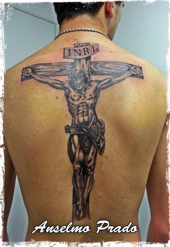 Tattoo de Jesús crucificado en la cruz en espalda entera