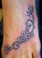 Tatuaje de unas plantas sanefa en el pie