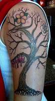 Tatuaje de un árbol con algunas grandes flores