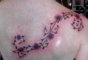 Tatuaje para mujer. Unas sanefas con flores