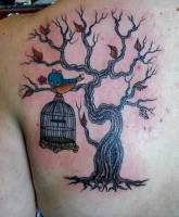 Tatuaje de un pájaro fuera de la jaula