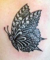 Tatuaje de mariposa con toques tribales