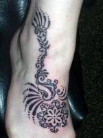 Tatuaje de unas flores sanefa en el pie