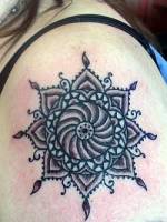 Tatuaje de un mandala en el hombro
