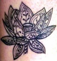 Tatuaje de flor con sanefas dentro