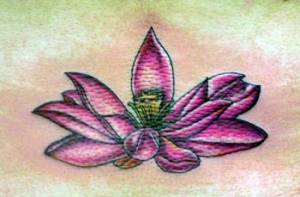 Tatuaje de una flor de loto en color