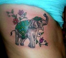 Tatuaje de un elefante con unas flores