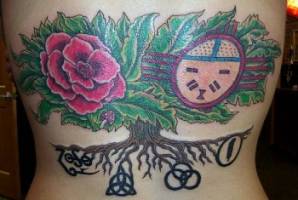 Tatuaje de un árbol con simbolos celtas en las raices