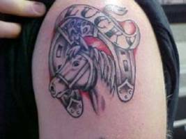 Tatuaje de caballo y herradura deseando suerte