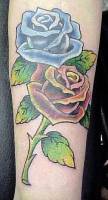 Tatuaje de dos rosas con tallo en el antebrazo