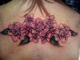 Tatuaje para mujeres de flores en la espalda