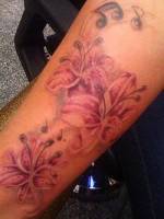 Tatuaje de flores con notas musicales